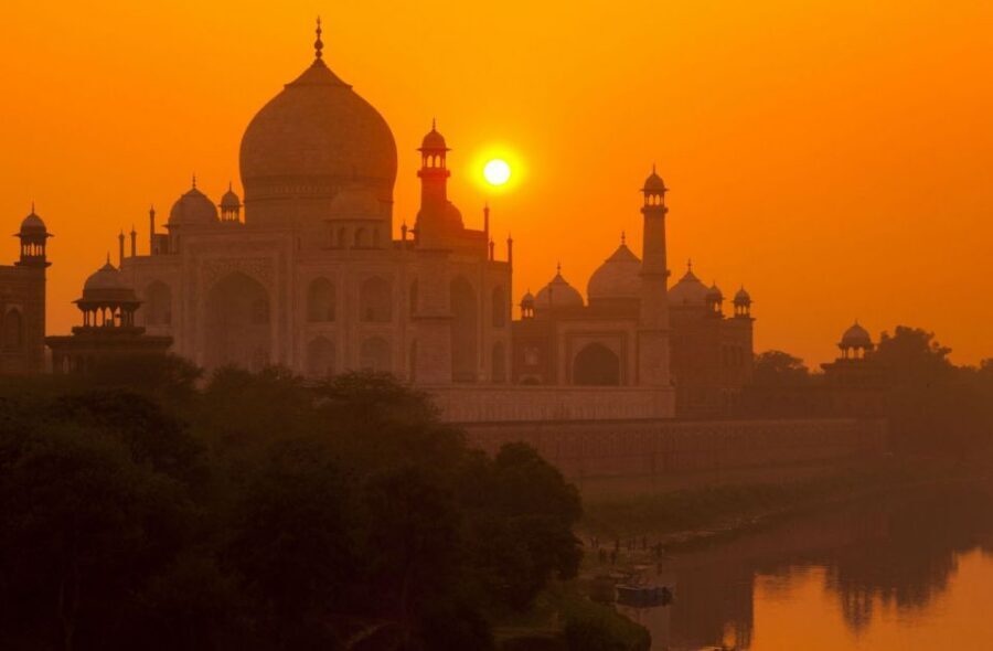Agra: Taj Mahal with Mausoleum Skip-the-Line tickets & guide - Meeting the Guide at the Entry Gate (And Getting Your Bearings Fast)