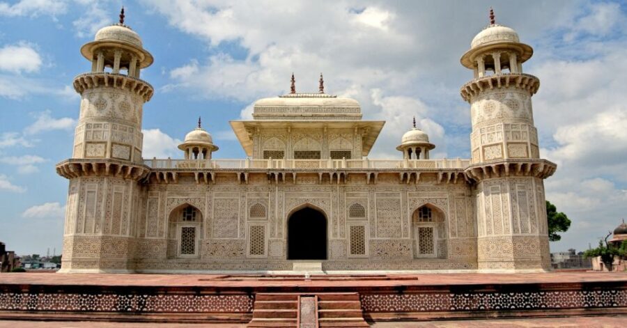 All Inclusive Private Taj Mahal Luxury Tour from Delhi - Lunch in Agra and keeping energy for the return drive