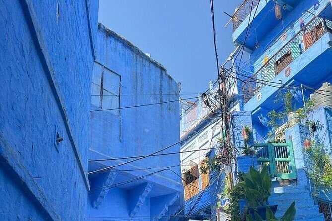 Blue City Heritage Private Walking Tour With Pickup and Drop-Off - Ranisar Padamsar Lakes: fort views and an old water story