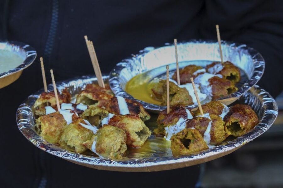 Delhi: Old Delhi Street Food Tour with Rickshaw Ride - Getting Oriented: WHSmith Start, Metro Links, and Easy Timing
