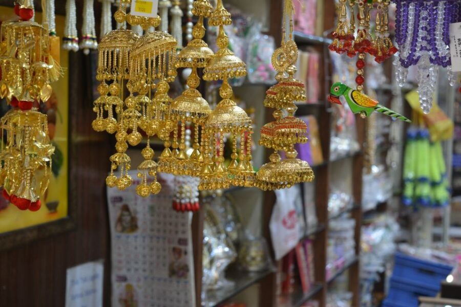 Delhi: Private Half-Day Guided Shopping Tour with Transfer - Getting around safely: private AC car and an expert route through crowds