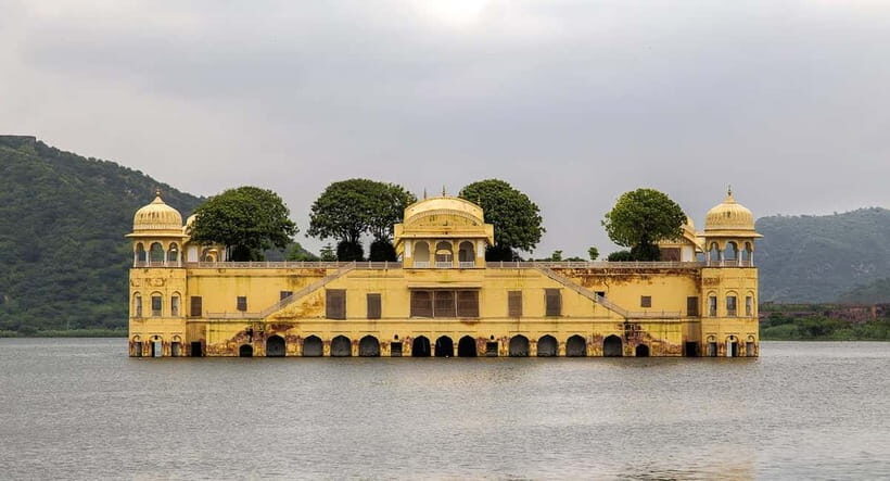 From Delhi: Jaipur Private Tour with Guide & Hotel Pickup - City Palace: Where Mughal, Rajput, and European Styles Collide