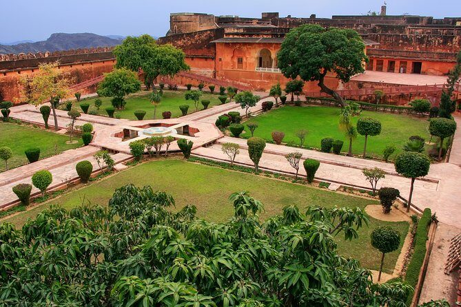 Jaipur Amer Fort, Jal Mahal & Stepwell Private Half-Day Tour - Hawa Mahal and Jagat Shiromani Ji Temple: iconic sights, free entry, quick context