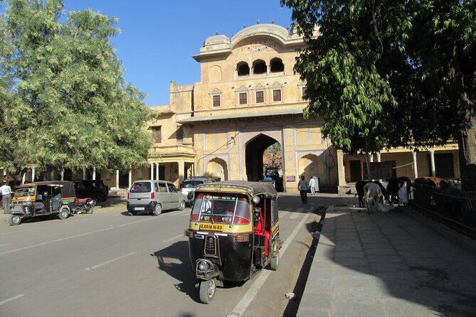 Jaipur Tuk-Tuk Tour with Flower Market Visit - Flower Market at Badi Chopad: Start Your Day Like a Local
