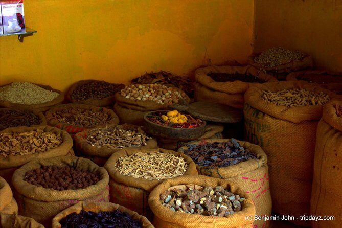 Kochi Tour Guide -A Heritage walking tour in Fort kochi and Mattancherry ! - Jew Town and Paradesi Synagogue: religion side by side