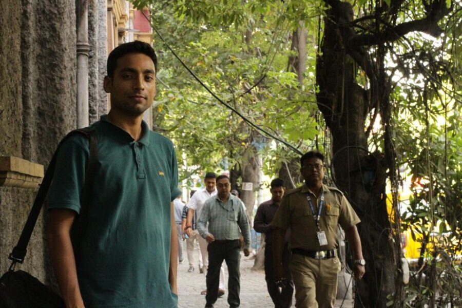 Kolkata: A Sea of Faces and A Thousand Places - Lunch-without-lunch: Tea break at a street food alley