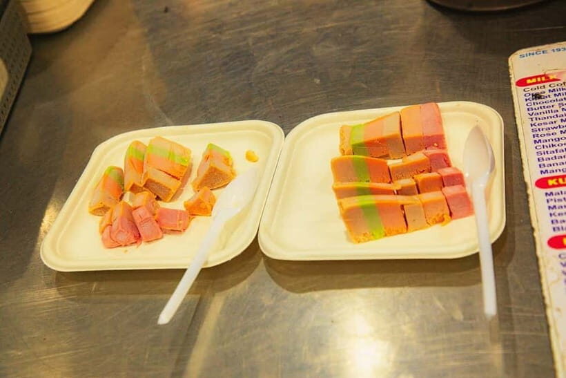 Mumbai: Street Food and Night Markets Tour - Chowpatty beach tastings in Girgaon: snacks with a cool-breeze vibe