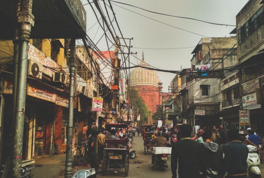 Old Delhi: 3-Hour Tuk-Tuk/Rickshaw Tour - Gurudwara Sis Ganj and langar: the community kitchen experience