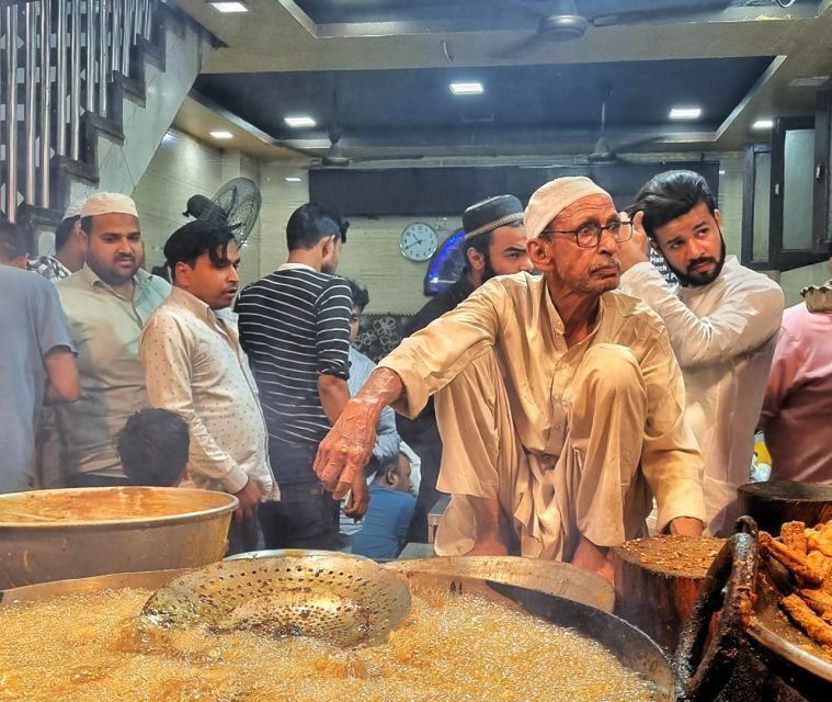Old Delhi Food Tour: A Night Time Feast - Sis Ganj Guru Dwara: Street Snacks With a Market-Real Feel