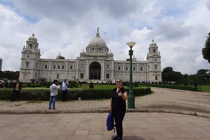 Private Half-Day Kolkata Tour - Malik Ghat Flower Market and Howrah Bridge: sensory overload with meaning