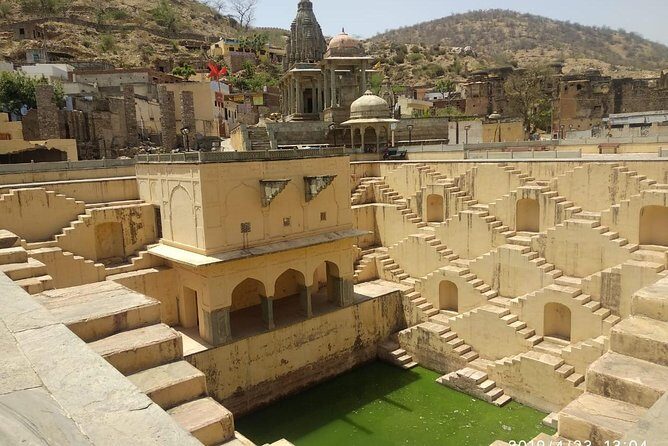 Private Jaipur Full One Day Tour In Pink City With Guide - Hawa Mahal: the wind palace facade and photo-friendly angles