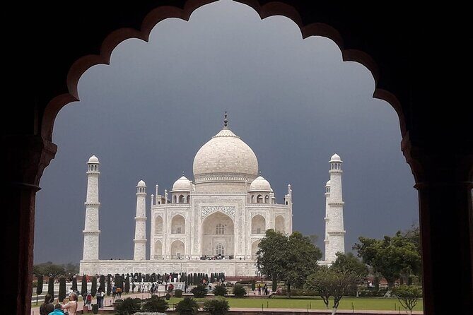 Taj Mahal Tour From Delhi By Car - Agra Fort inside access: what to expect in about an hour
