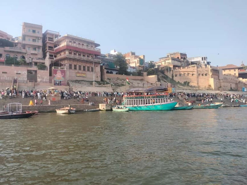 Tourist Guide English & Spanish Varanasi/Benares - Temples on the old-city route: Kashi Vishwanath, Hanuman, and the Nepali Mandir